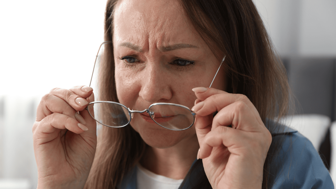 Presbicia: por qué ves borroso de cerca después de los 40
